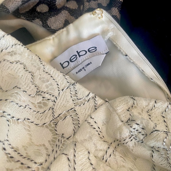 White Lace Romper open back and zipper closure Bebe with black detail - Picture 5 of 5